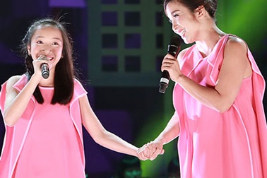 Mỹ Linh rơi nước mắt khi hát “Mãi bên con”