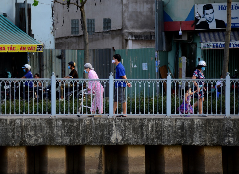 Người Sài Gòn vẫn kéo nhau ra bờ kênh tập thể dục trong mùa dịch - 13