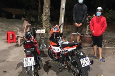 Nhiều ô tô chặn 2 đầu đường để "quái xế" đua xe