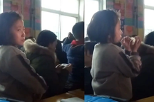 Bé gái rơi nước mắt ngày họp phụ huynh vì cha mẹ ly hôn không ai đến dự