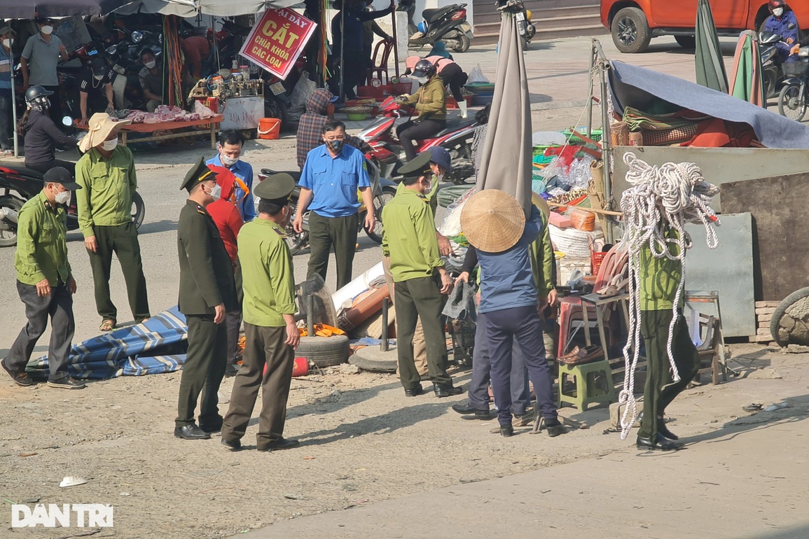 Dẹp tình trạng nhếch nhác ở chợ lớn nhất Nghệ An sau phản ánh của Dân trí - 1 Dẹp tình trạng nhếch nhác ở chợ lớn nhất Nghệ An sau phản ánh của Dân trí - 1