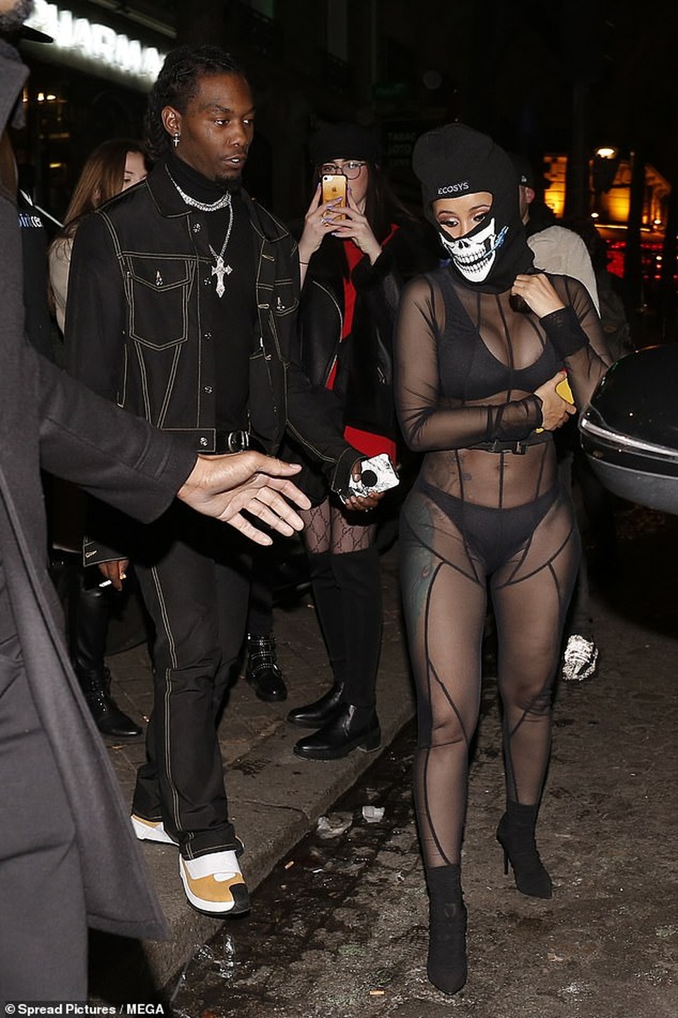 Cardi B mặc sốc tại tuần lễ thời trang Paris - 1