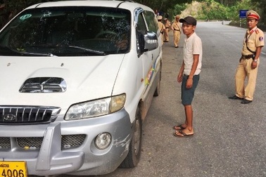 Bắt lái xe biển số Lào dương tính với chất ma tuý