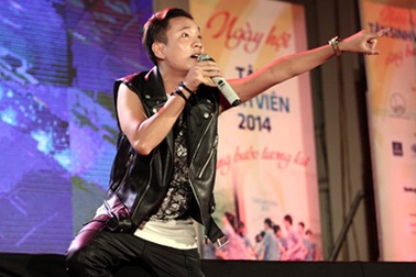 Sinh viên Hà Nội cực "sung" trong đêm nhạc hội đón "lính mới"