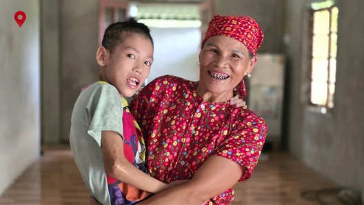 Bà nội già yếu chăm cháu khuyết tật: "Có nhà mới, bà cháu tôi vui lắm!"