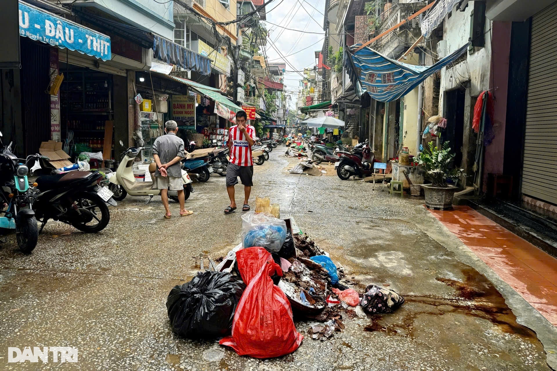 View - Đồ mới hóa đồ cũ, người Hà Nội đốt nến quét bùn, dọn nhà cửa | Báo Dân trí