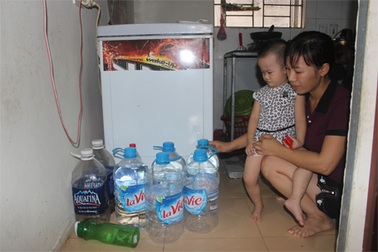 Người dân Thủ đô mua nước đóng bình về... tắm