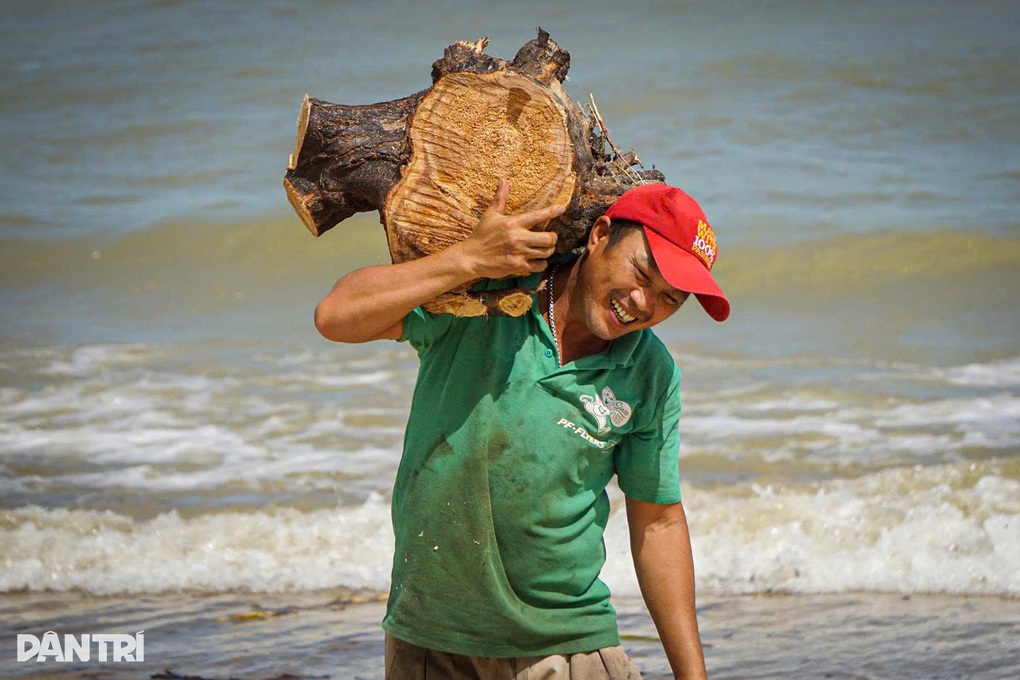 Người dân ra biển nhặt gỗ sau bão Kalmaegi, kiếm tiền triệu - 3