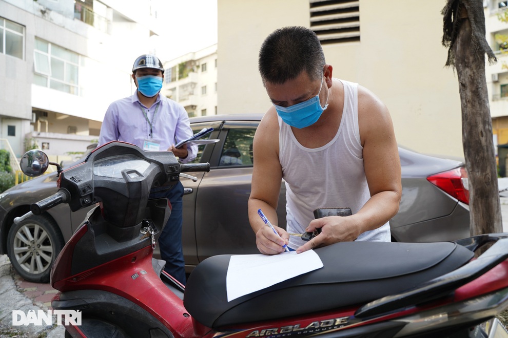 Phản ứng gay gắt, quanh co của người ra đường không lý do khi bị kiểm tra - 2 Phản ứng gay gắt, quanh co của người ra đường không lý do khi bị kiểm tra - 2