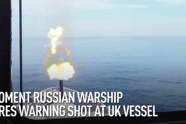 Khoảnh khắc tàu Nga dồn dập nã pháo cảnh báo tàu chiến Anh
