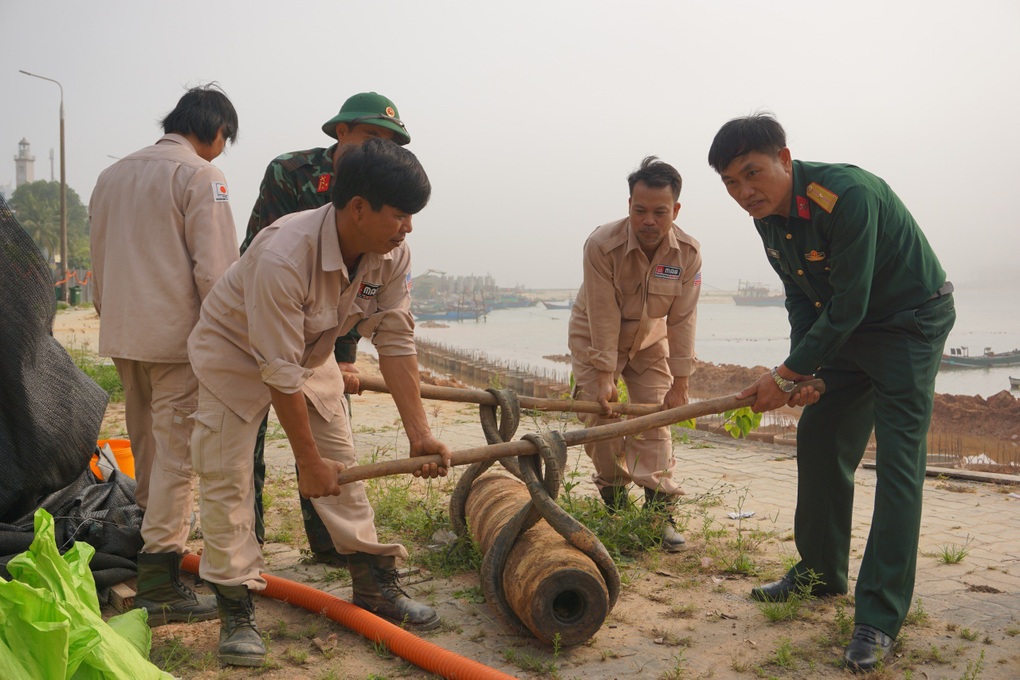 Phát hiện quả bom nặng 230kg giữa trung tâm thành phố ở Quảng Bình - 2 Phát hiện quả bom nặng 230kg giữa trung tâm thành phố ở Quảng Bình - 2