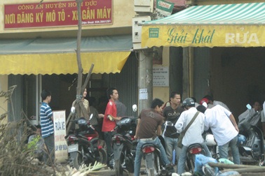 Video: “Cò” đăng kí xe máy “họp chợ” trước mắt công an 