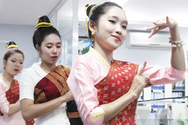 Nữ sinh Lào xinh đẹp trong ngày hội mừng Quốc khánh