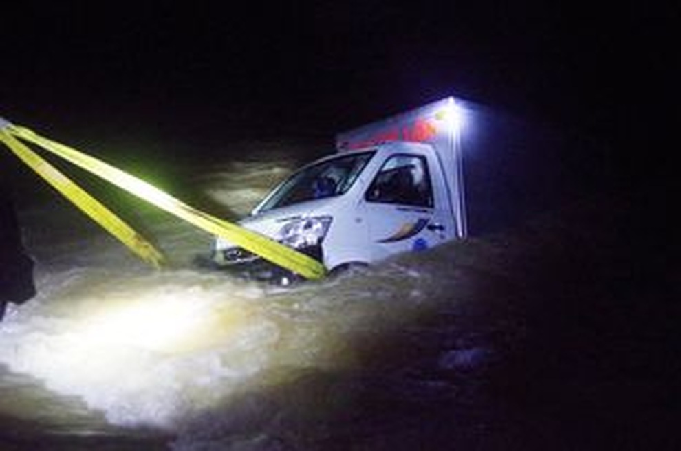 Lũ cuốn trôi xe ô tô, 2 vợ chồng mất tích - 1 Lũ cuốn trôi xe ô tô, 2 vợ chồng mất tích - 1