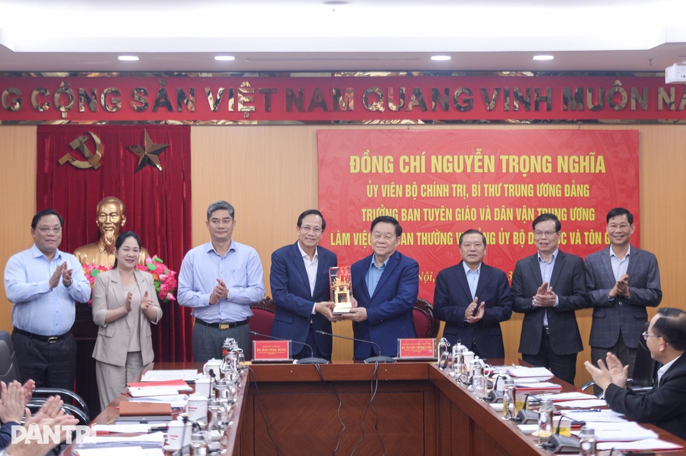 Bộ trưởng Đào Ngọc Dung: Đảm bảo bình đẳng đối với đồng bào dân tộc - 1 Bộ trưởng Đào Ngọc Dung: Đảm bảo bình đẳng đối với đồng bào dân tộc - 1