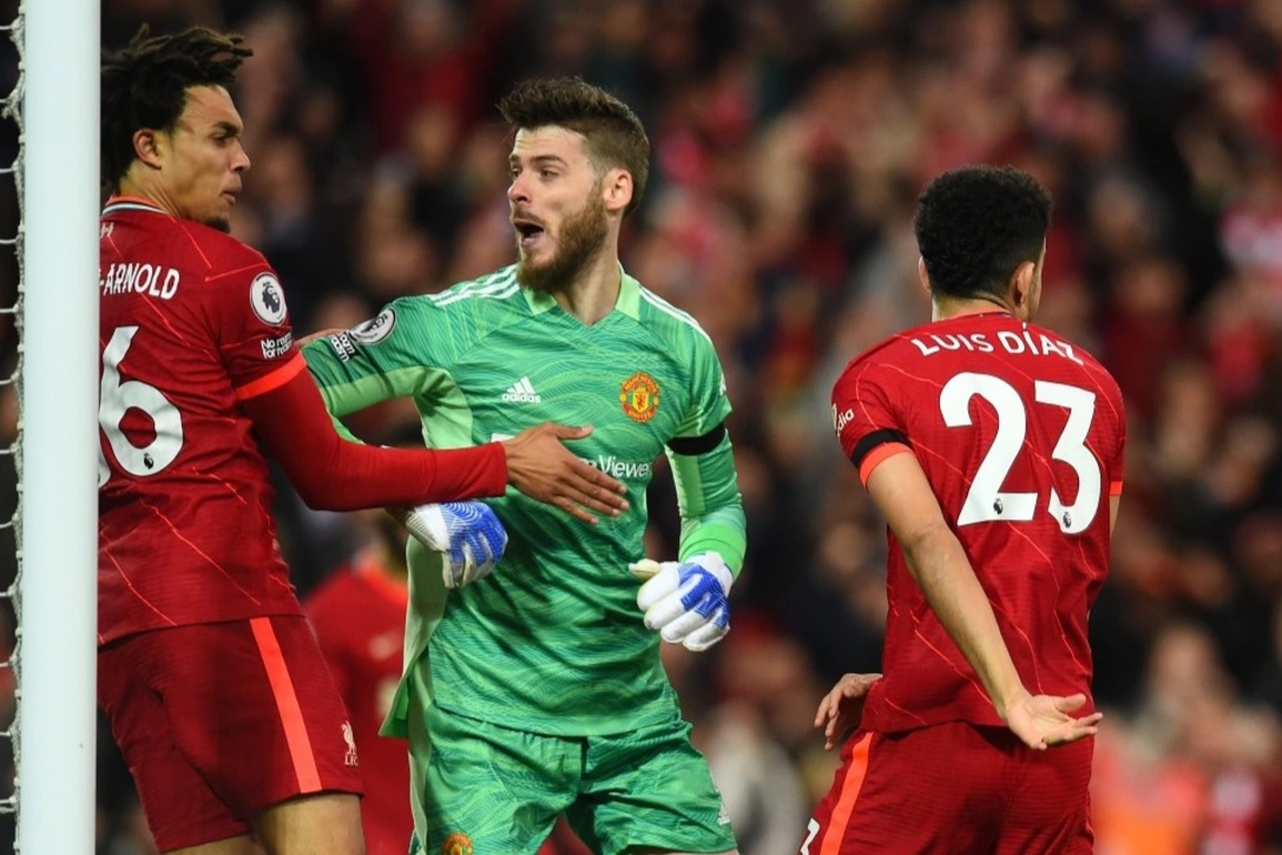 De Gea và Alexander-Arnold suýt choảng nhau trên sân Anfield - 1 De Gea và Alexander-Arnold suýt choảng nhau trên sân Anfield - 1