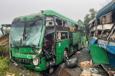 Hai xe khách va chạm trực diện, 3 người bị thương