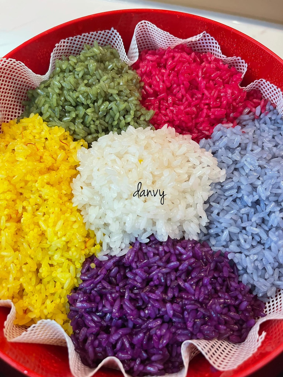 Mẹ đảm Đắk Lắk bật mí cách làm xôi cầu vồng bất bại, nhìn thôi đã thèm - 4 Mẹ đảm Đắk Lắk bật mí cách làm xôi cầu vồng bất bại, nhìn thôi đã thèm - 4
