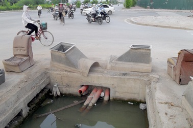 Nơm nớp với “hố tử thần” trên đường Hà Nội