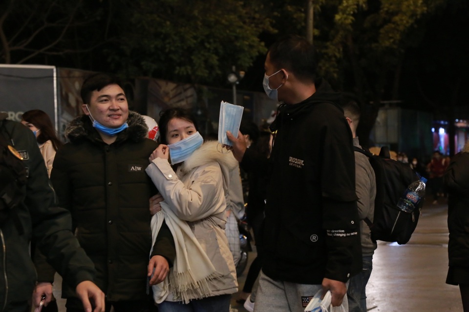 Khẩu trang đắt hàng trên phố đi bộ đêm giao thừa - 6 Khẩu trang đắt hàng trên phố đi bộ đêm giao thừa - 6