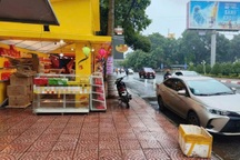 Thầy giáo dạy lái tố bị rạch ô tô khi đỗ xe trước tiệm bán bánh trung thu