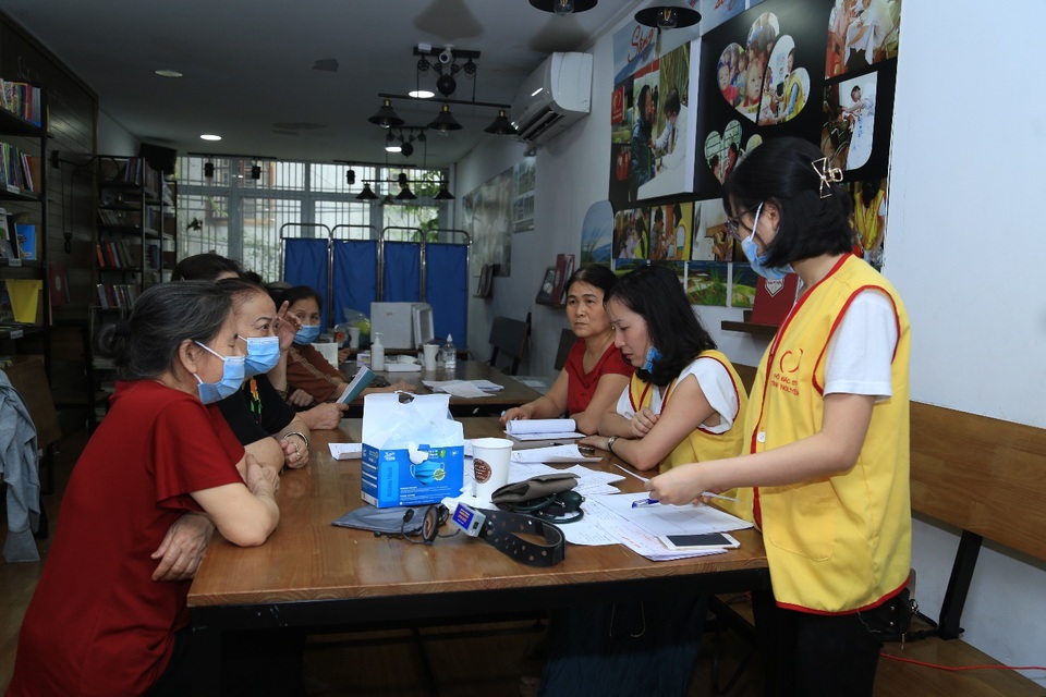 Ấm lòng quán cà phê tư vấn sức khỏe, cấp thuốc miễn phí giữa Thủ đô - 3