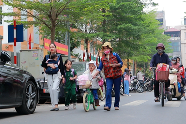 Vỉa hè thành nơi đỗ ô tô, chợ cóc: Phụ huynh học sinh nơm nớp lo âu