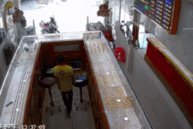 Nhân viên tiệm vàng quật ngã kẻ gian lấy dây chuyền