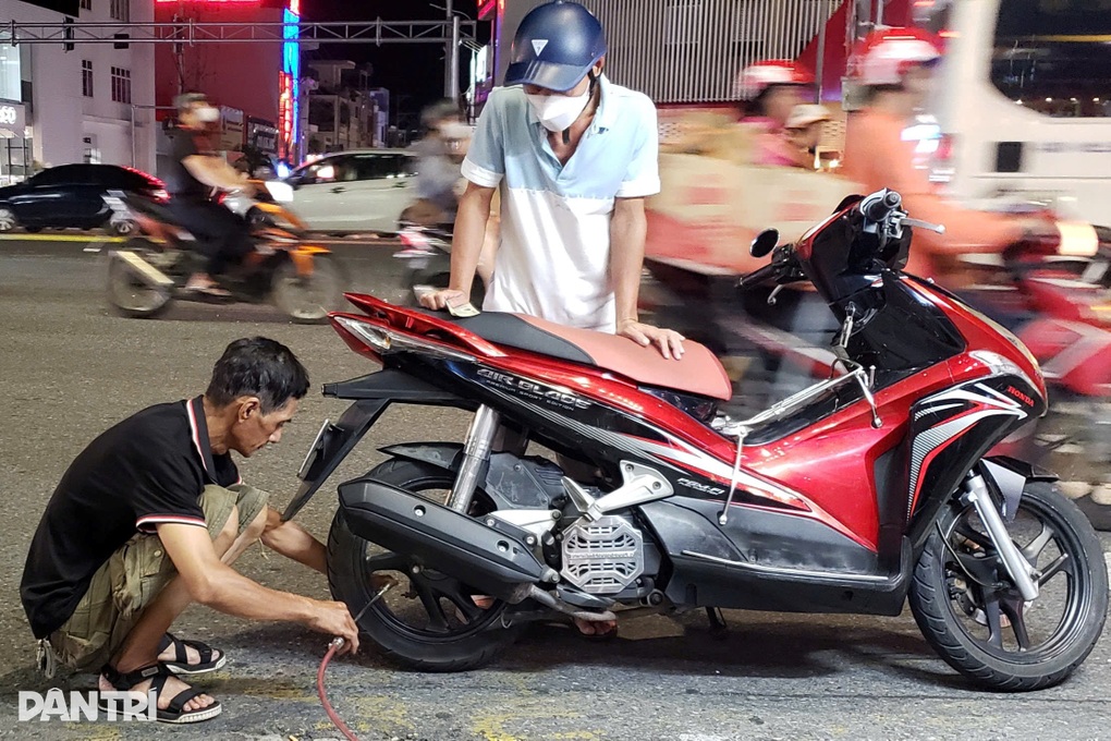 Người đàn ông gần 30 năm sửa xe miễn phí ở Đà Nẵng - 2