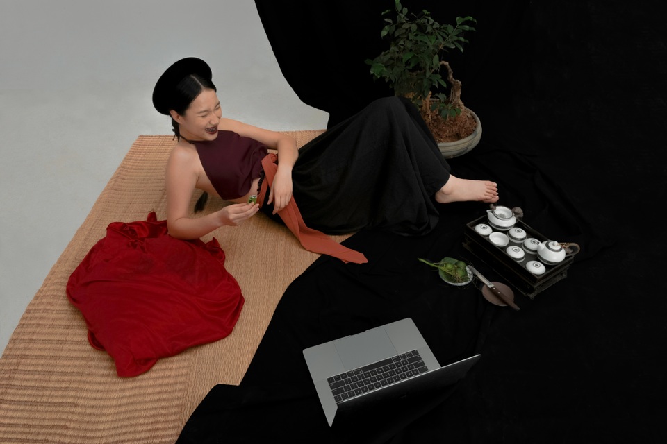 Độc đáo bộ ảnh kết hợp truyền thống và công nghệ của đôi bạn trẻ 9X - 2 Độc đáo bộ ảnh kết hợp truyền thống và công nghệ của đôi bạn trẻ 9X - 2