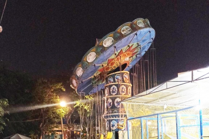 Phần đỉnh của đu quay bị nghiêng sang một bên.