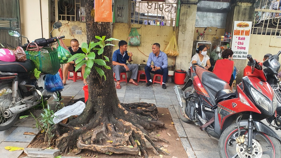 Hà Nội: Hàng quán phớt lờ lệnh giãn cách, thượng đế vô tư ngồi sát nhau - 8 Hà Nội: Hàng quán phớt lờ lệnh giãn cách, thượng đế vô tư ngồi sát nhau - 8