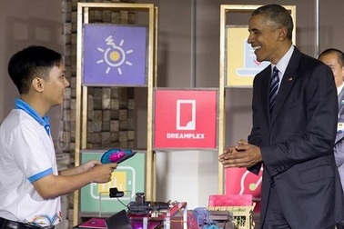 Nam sinh trình diễn hoa sen "công nghệ 3D Việt" trước Tổng thống Obama