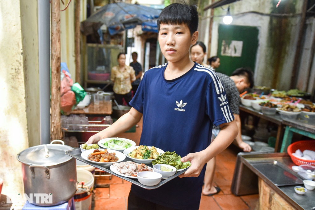 Quán cơm bụi thực đơn gần 50 món, hơn 25 năm gắn bó với người Hà Nội - 7 Quán cơm bụi thực đơn gần 50 món, hơn 25 năm gắn bó với người Hà Nội - 7