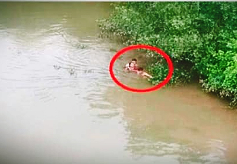 Hai anh em ruột cùng lao xuống sông cứu người phụ nữ nhảy cầu - 1 Hai anh em ruột cùng lao xuống sông cứu người phụ nữ nhảy cầu - 1
