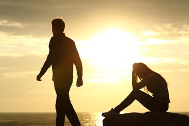 Vợ muốn ly hôn, chồng đòi bồi thường... "đời trai đã mất"