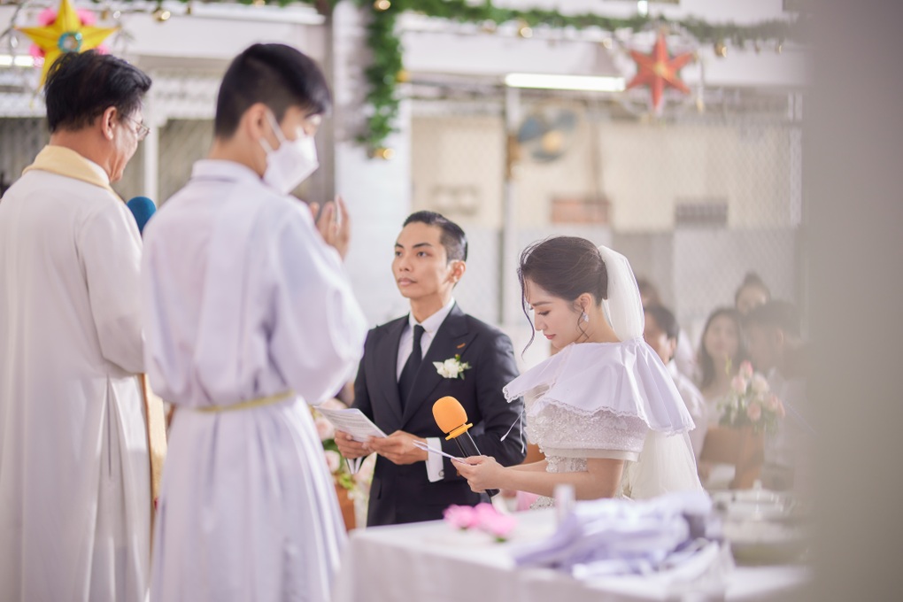 Con trai 7 tuổi có cử chỉ gây xúc động tại lễ cưới Khánh Thi - Phan Hiển - 1 Con trai 7 tuổi có cử chỉ gây xúc động tại lễ cưới Khánh Thi - Phan Hiển - 1