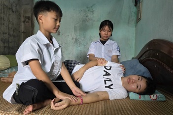 Mẹ nghèo mắc ung thư máu: “Em không muốn chồng con mắc thêm nợ”