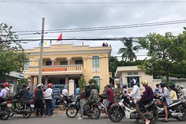 Nam thanh niên leo lên nóc Kho bạc Nhà nước đòi tự tử