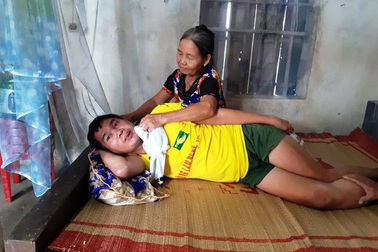 Bà Ngọ bảo: "Khổ nhất là mỗi lần làm vệ sinh cho đứa cháu tâm thần"