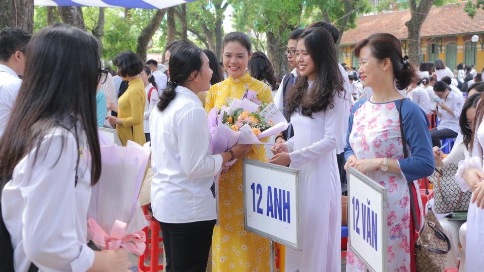 Vẻ đẹp tinh khôi của nữ sinh trường Chu Văn An trong ngày bế giảng - 5 Vẻ đẹp tinh khôi của nữ sinh trường Chu Văn An trong ngày bế giảng - 5