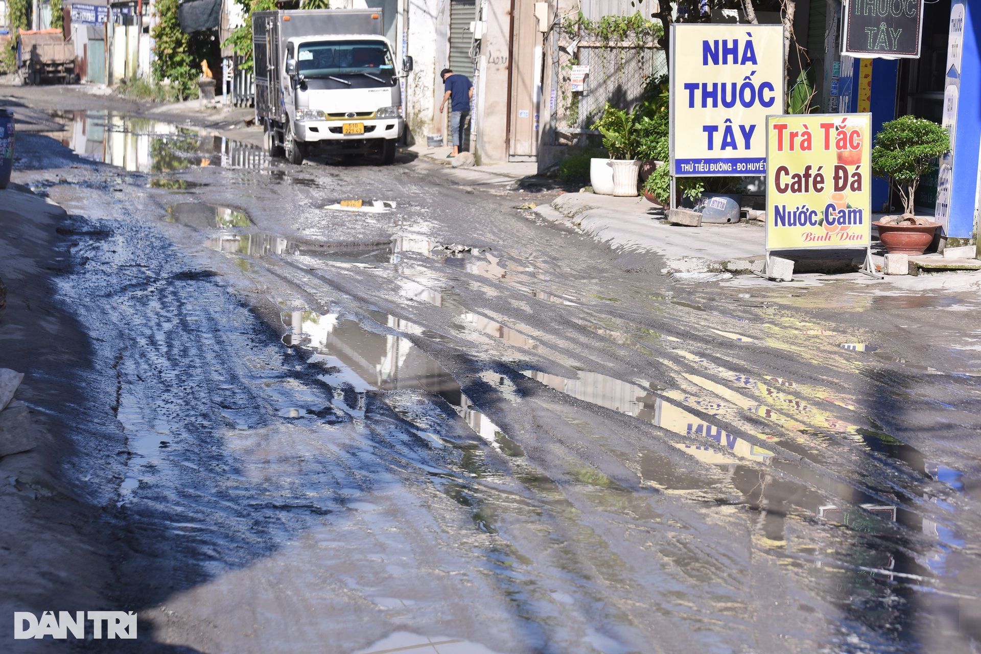 Khởi công sửa chữa con đường ngập nửa năm chưa rút ở TPHCM - 10 Khởi công sửa chữa con đường ngập nửa năm chưa rút ở TPHCM - 10