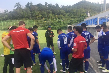 HLV Hữu Thắng cấm tuyển thủ U22 Việt Nam ăn mì gói