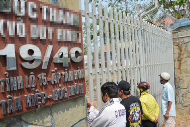 Người dân kéo đến nghía qua khe cửa căn nhà Tuấn “khỉ” bị tiêu diệt