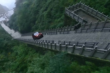 Range Rover Sport chinh phục thử thách leo 999 bậc thang Thiên Môn Sơn