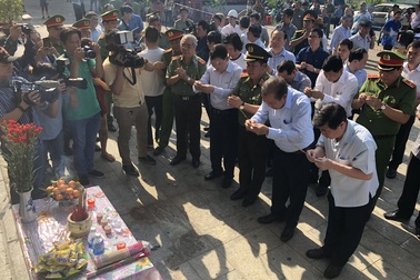 Phó Thủ tướng thắp nhang tưởng niệm 13 nạn nhân vụ cháy chung cư