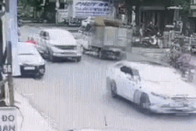 Mở cửa xe bất cẩn gây tai nạn, nữ tài xế thản nhiên rời khỏi hiện trường