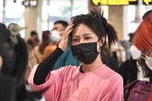 Sân bay Tân Sơn Nhất đông nghẹt người về quê chiều 27 Tết