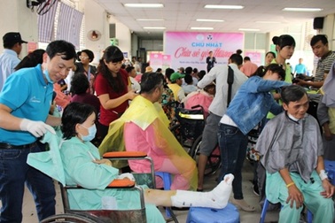 Hàng trăm người bệnh được cắt tóc, gội đầu miễn phí