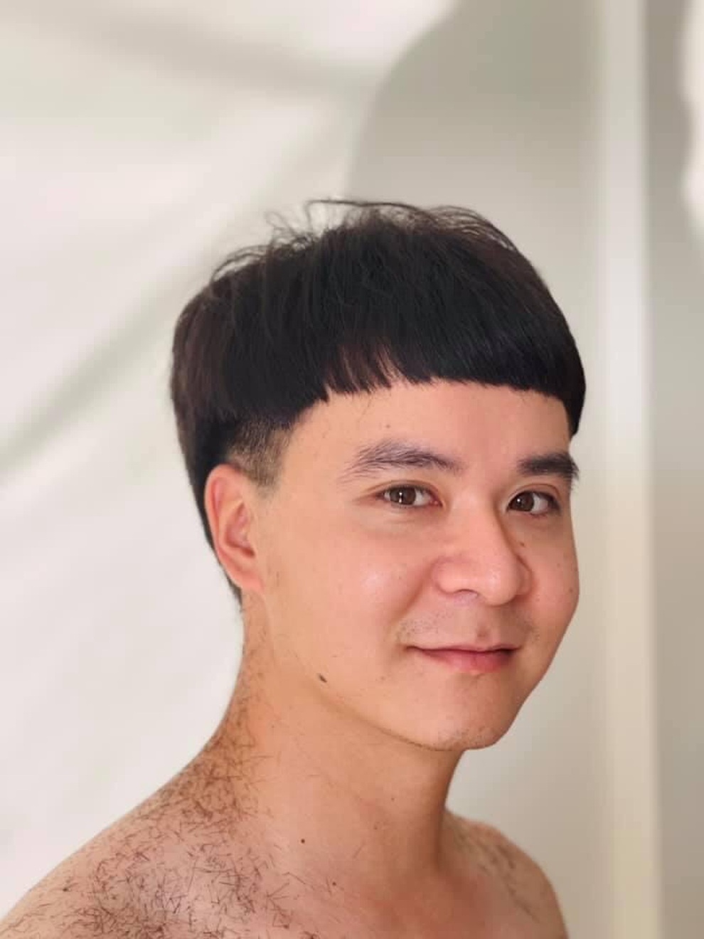 Nhờ vợ cắt tóc tại nhà mùa dịch, chàng trai 9x được phen cười ra nước mắt - 4 Nhờ vợ cắt tóc tại nhà mùa dịch, chàng trai 9x được phen cười ra nước mắt - 4